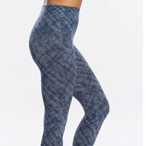 NWT- Spanx “look at me now” leggings!! Size S